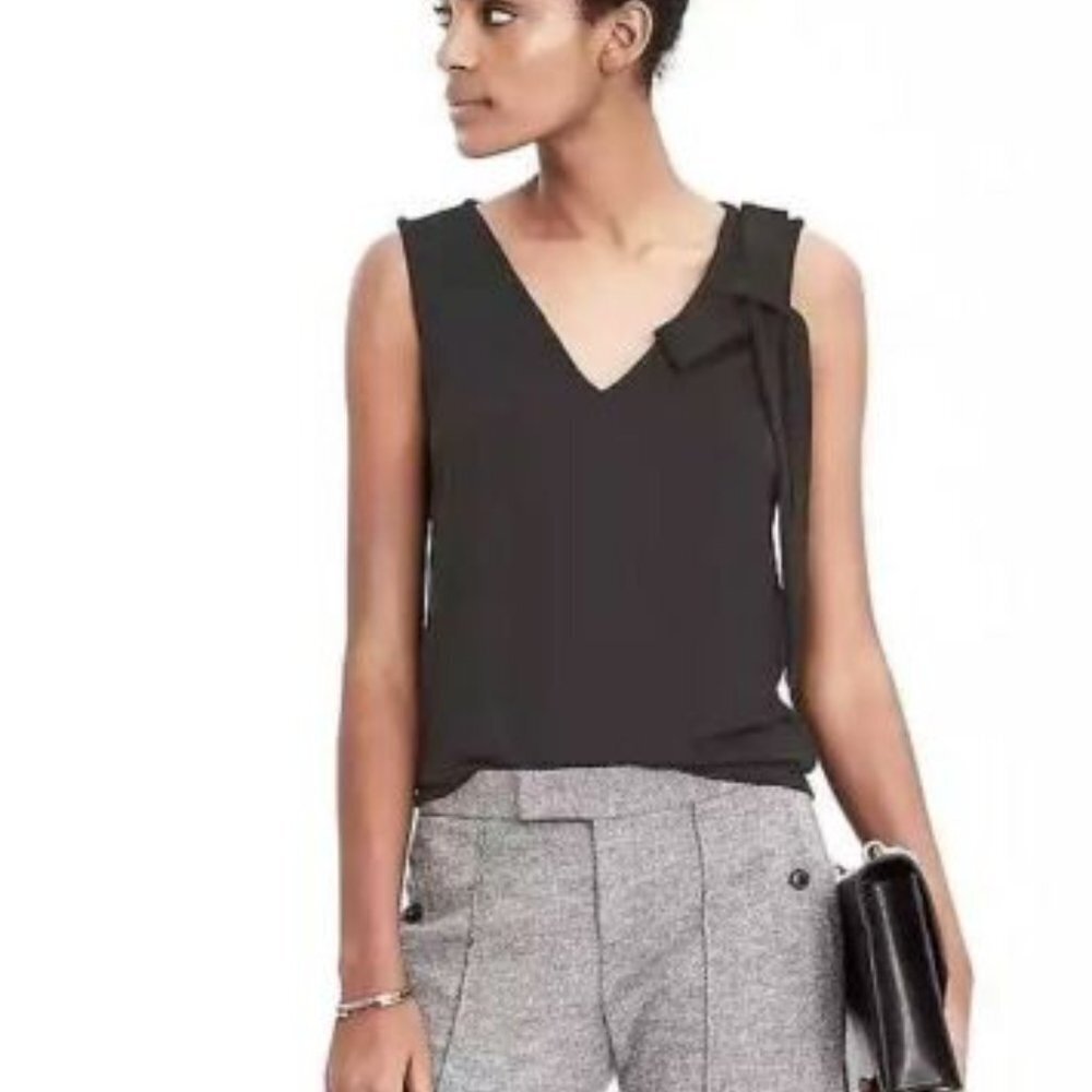Banana Republic Black Sleevless v neck top  XS